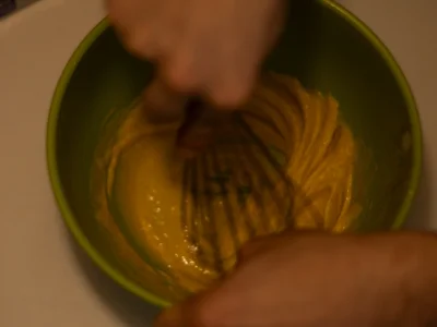 Mélangez le tout au fouet jusqu'à obtenir une crème homogène.