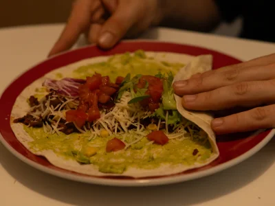 Parsemez de dés de tomates sur le dessus de la garniture, puis commencez à rouler votre tacos.
