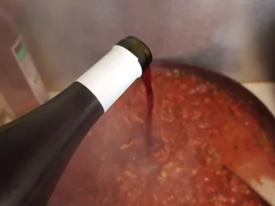 Ajouter environ deux verres de vin rouge, c'est à dire un tiers d'une bouteille classique.