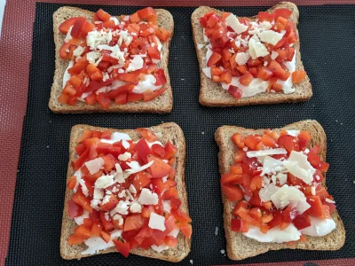 Préparez les toasts : étalez la mozzarella sur le pain de mie, puis ajoutez les dés de poivron et le parmesan.
