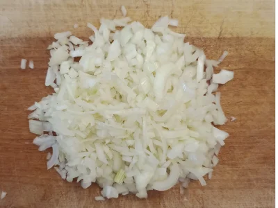 Couper les oignons en dés.
