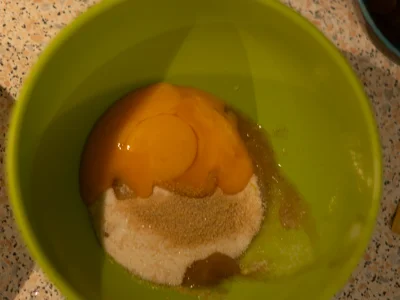 Dans un autre saladier, mélangez les jaunes d'œufs avec du sucre roux et du sucre en poudre.