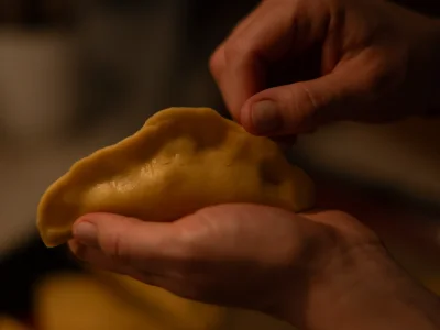 Refermez les empanadas en formant un chausson et soudez bien les bords.