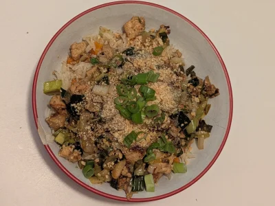 Riz à la coco, poireaux et tofu caramélisé