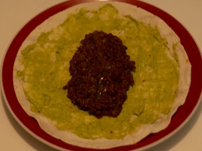 DĂ©posez une portion de la garniture au bĆuf hachĂ© au centre de la galette fajitas.