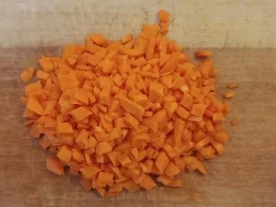 Découper carottes en petits carrés fins.