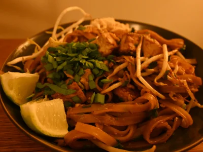 Servir à l'assiette, avec les cacahuètes hachées, et les tranches de citrons, pour faire classe comme en Thaïlande.