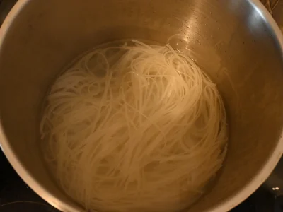 Cuire les nouilles de riz : Plonger les nouilles dans de l'eau chaude, et attendez 5-10min. Les nouilles ne doivent pas être totalement molles, juste un peu flexibles. Essorez et réserver pour plus tard.