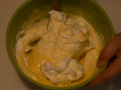 Incorporez délicatement les blancs en neige à la préparation de mascarpone.
