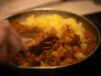 Incorporez les patates coupées en petits dés à la farce et mélangez bien.