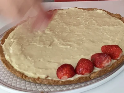 Garnir de fraises en faisant une jolie tarte