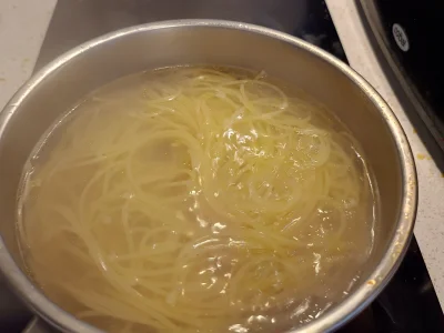 Saler l'eau bouillante et mettre les pâtes une dixaine de minutes dans l'eau. 