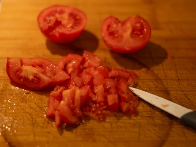 Coupez les tomates en petits dés.