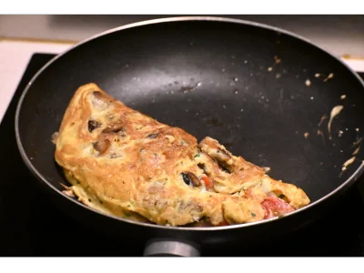 Plier l'omelette en deux et laisser cuire encore quelques minutes.
