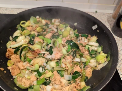 À feu vif, ajouter la marinade ainsi que de le reste de sauce soja. Faites revenir le tout pendant 10min, jusqu'à ce que le poireau soit bien fondant.