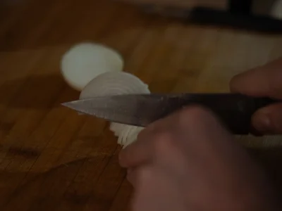 Émincez finement les oignons.