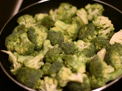 Découper et laver le brocolis. Faire chauffer de l'huile dans une poêle et y ajouter les brocolis.