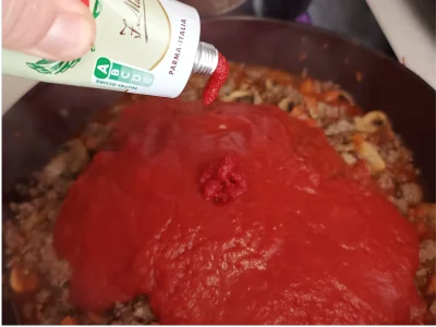 Ajouter le concentré de tomate.