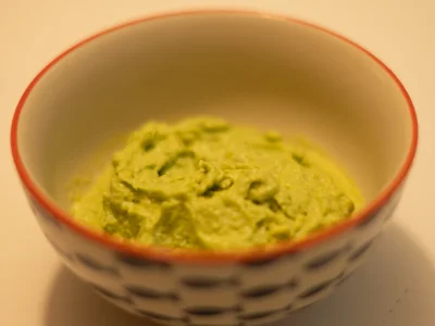 Ăcrasez la chair d'avocat Ă la fourchette ou au mixer, pour obtenir une purĂ©e ou un guacamole.