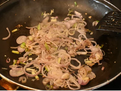 Remettre un peu d'huile dans la poêle et ajouter les crevettes séchées si vous en avez. Ajouter les échalottes et faire sauter pendant 2-3 minutes le tout. Ajouter l'ail et re-faire sauter pendant 2-3 minutes.