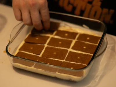 Ajoutez une deuxième couche de spéculoos imbibés par-dessus la crème.