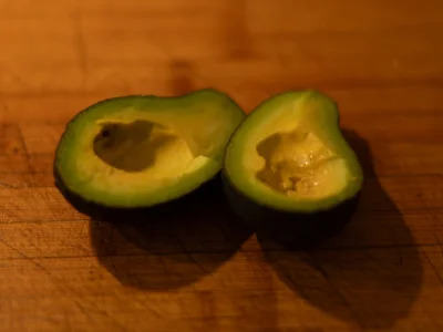 Coupez les avocats en deux et retirez le noyau, puis prélevez la chair à l'aide d'une cuillÚre.