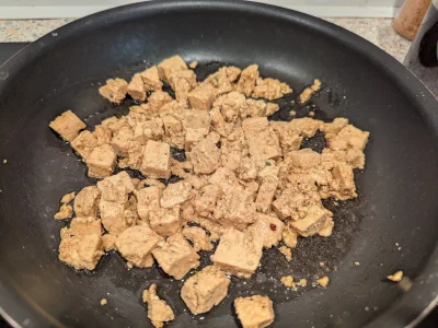 Pendant ce temps, faites caraméliser le tofu mariné dans une autre poêle pendant 2min. (Réserver la marinade)