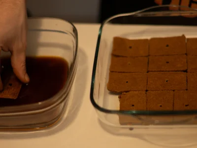 Disposez une première couche de spéculoos imbibés au fond d'un plat.