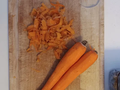 Éplucher les carottes.