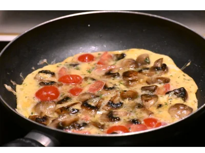 Ajouter le tout dans la poêle, à feux doux. Laisser cuire quelques minutes, selon comment vous aimez vos oeufs : un peu baveuse, bien cuites...