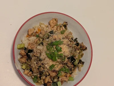 Servez le riz à la coco dans des assiettes creuses. Placez le poireau et le tofu caramélisé par-dessus. Garnissez avec des zestes de citron et quelques gouttes de citron selon votre goût. Parsemez de cacahuètes concassées pour plus de croquant.