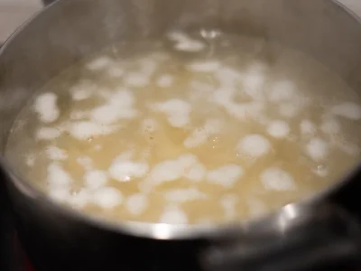 Faites bouillir les patates jusqu'à ce qu'elles soient tendres.