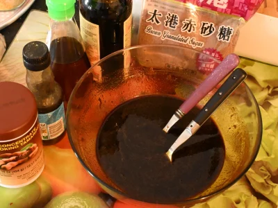 Préparer la sauce thai en mélangeant bien tous les ingrédients dans un saladier : sucre roux, sauce poisson, sauce huitre, sauce soja dark et tamarin.