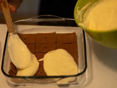 Recouvrez les spéculoos d'une couche généreuse de crème mascarpone.