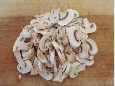 Émincer les champignons.