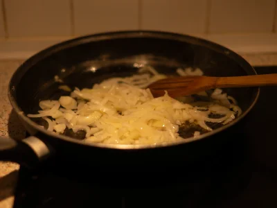 Faites revenir les oignons émincés dans un filet d'huile d'olive jusqu'à ce qu'il soit translucide.