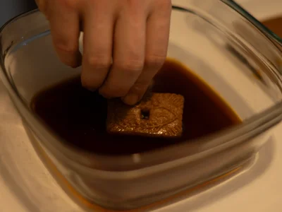 Trempez rapidement les spéculoos dans un liquide de votre choix (café, lait, chicorée).