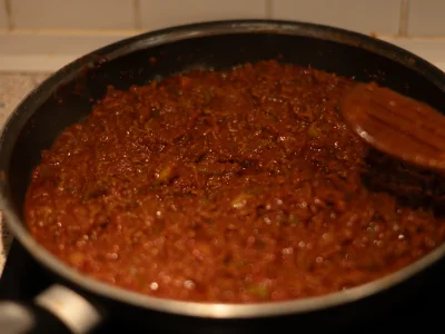 Laissez mijoter la garniture Ă feu doux pendant environ 10-15 minutes, assaisonnez de sel et poivre.