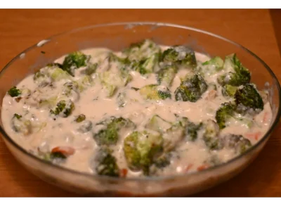 Ajouter la béchamel au plat à gratin