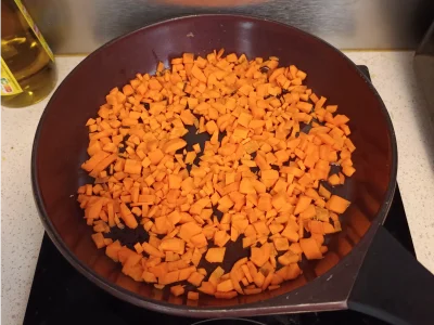 Mettre les dés de carotte dans la poêle.