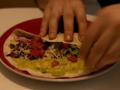 Continuez de rouler fermement le taco pour bien enfermer la garniture.