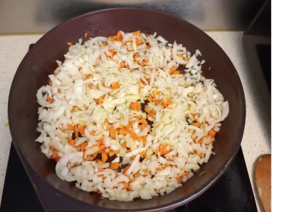 Mettre les oignons dans la poêle avec les carottes.