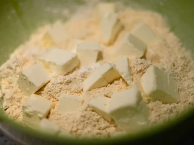 Pour faire la pùte : Mélanger la farine, le sel et le beurre dans un saladier. Mélanger avec les doigts