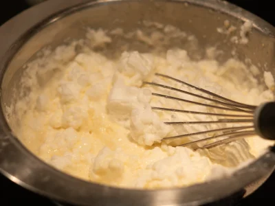 Incorporez délicatement les blancs en neige à la pùte à gaufres en soulevant la masse pour ne pas les casser et ainsi obtenir une texture légÚre et aérée.