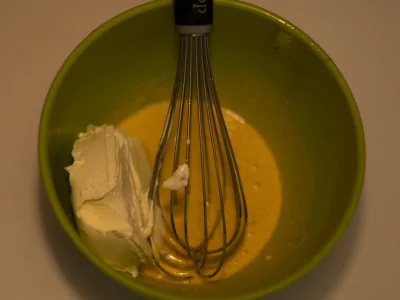 Ajoutez le mascarpone aux jaunes d'œufs sucrés.