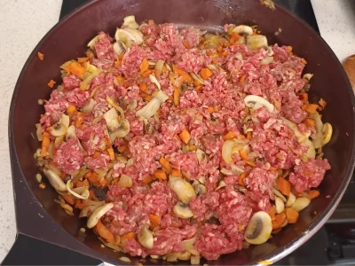 Rajouter la viande hachée avec les légumes. 