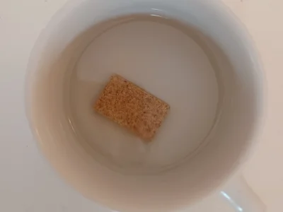 Mettre le cube de bouillon de boeuf dans une tasse a moitié remplie d'eau une minute au micro-onde. Verser le bouillon avec la sauce dans la poêle.