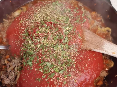 Mettre les herbes de Provence ainsi qu'un peu de persil. 
Saler, poivrer.