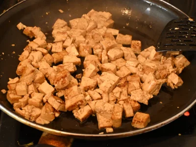 Faire griller la protéine de votre choix (tofu/poulet/crevettes) dans l'huile. Les réserver dans une assiettes.