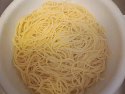 Égouter les spaghettis et servir dans les assiettes avant de recouvrir généreusement de sauce bolognaise. 